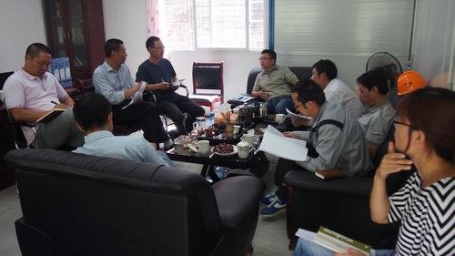 局總工程師汪輝德、辦公室主任溫慶生參加水洛河公司在施工現(xiàn)場(chǎng)組織召開的固滴項(xiàng)目生產(chǎn)調(diào)研會(huì)及全體職工大會(huì)