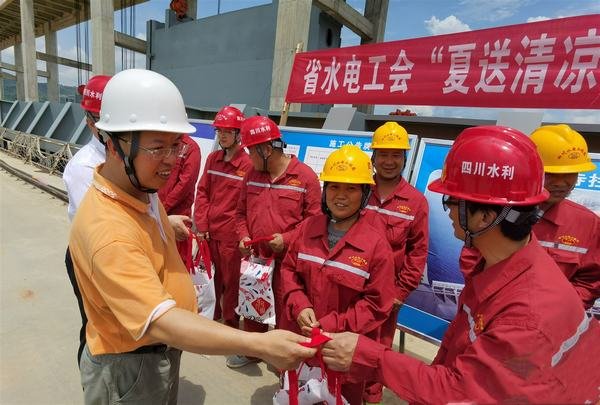 省水電工會(huì)張玉奎副主席一行到公司開展夏送清涼慰問(wèn)活動(dòng)