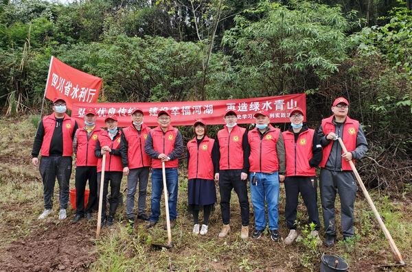 唐驚濤帶隊參加“包山頭”植樹履責現(xiàn)場撫育管護勞動